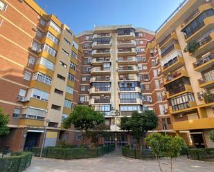 Vista exterior de Pis en venda en  Sevilla Capital amb Aire condicionat, Parquet i Piscina comunitària