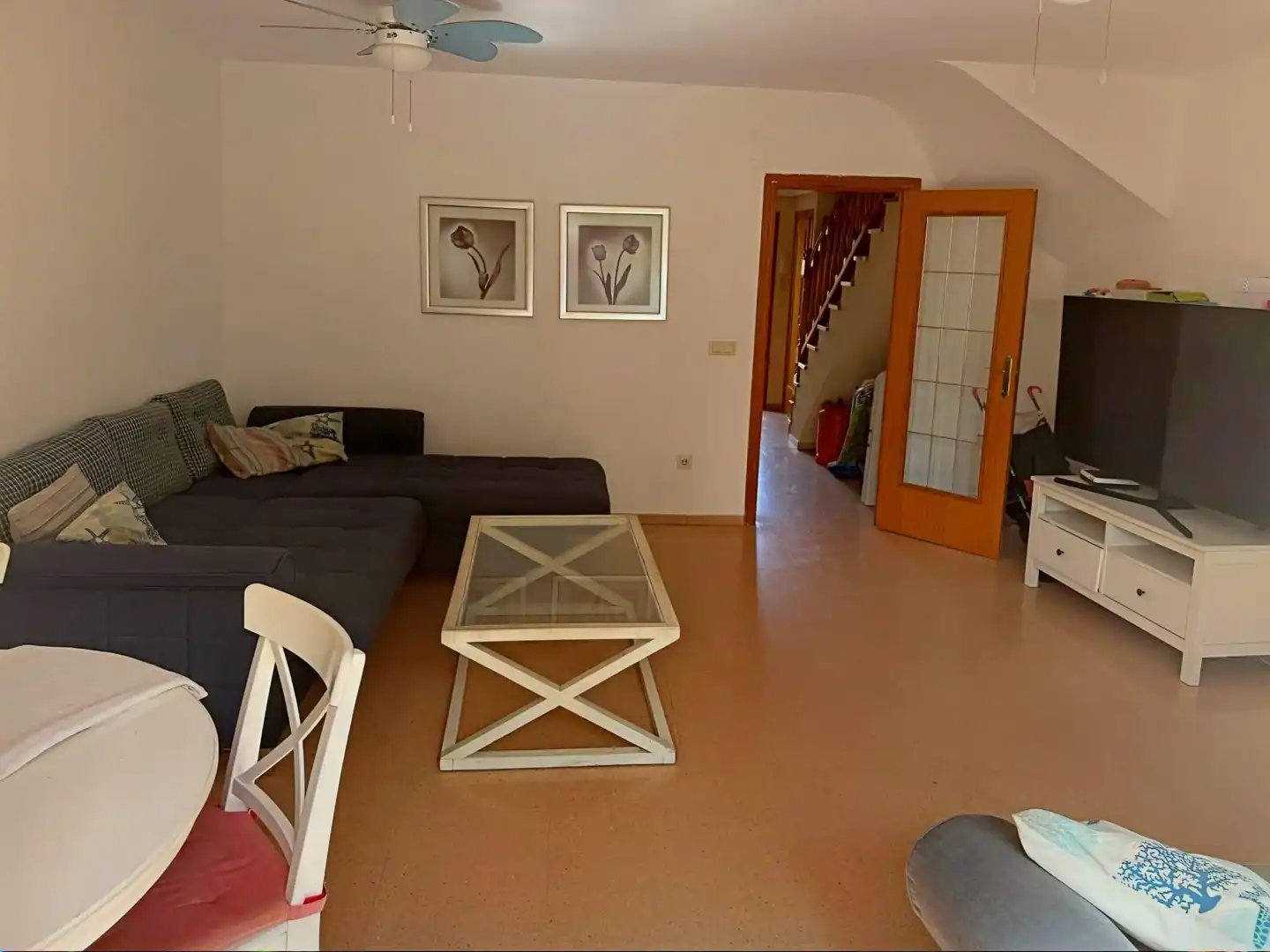 Sala d'estar de Casa adosada en venda en El Campello amb Aire condicionat, Jardí privat i Terrassa