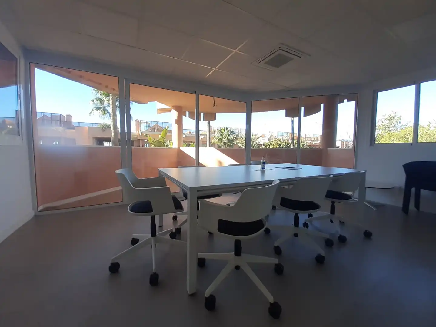 Office for rent in Marbella  with Air Conditioner and Furnished