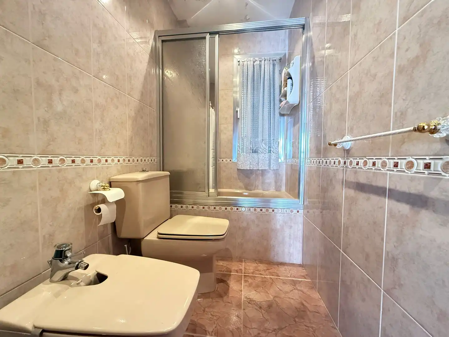 Badezimmer von Wohnung zum Verkauf in Móstoles mit Heizung, Parkett und Terrasse