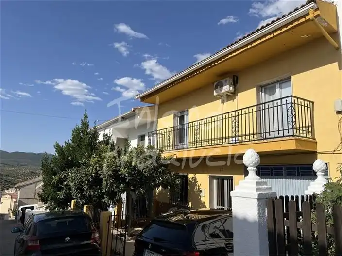 Adossat amb piscina en venda a Castillo de Locubín