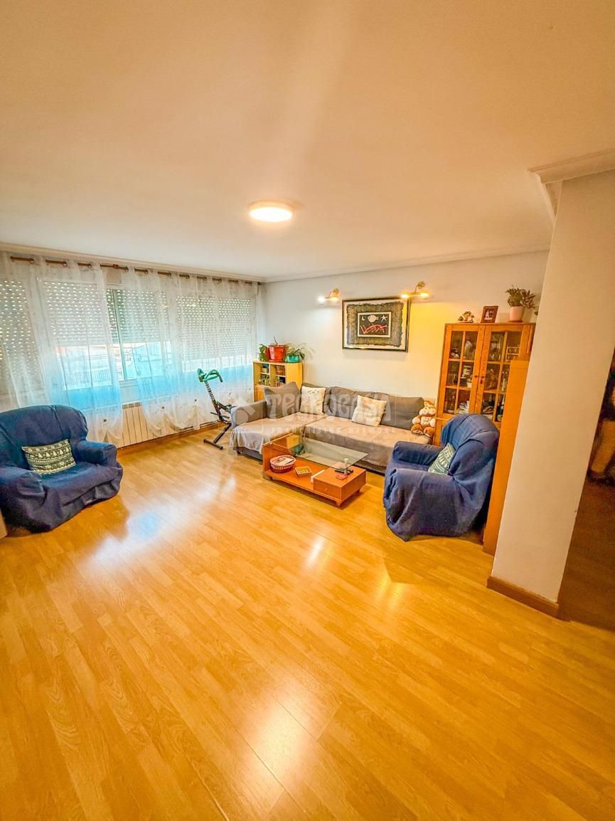 Living room of Flat for sale in Parla  with Heating, Terrace and Community pool