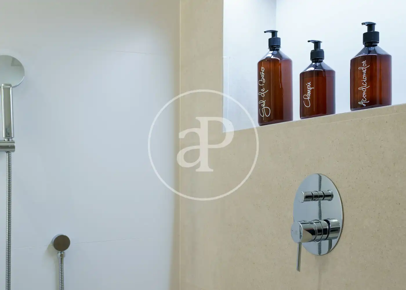 Bathroom of Flat for rent in Madrid  with Air Conditioner, Heating and Furnished