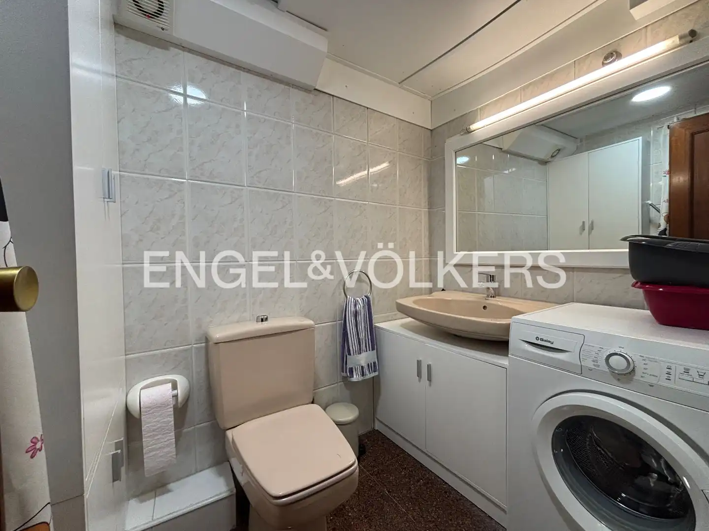 Bany de Pis de lloguer en  Valencia Capital amb Aire condicionat, Calefacció i Balcó