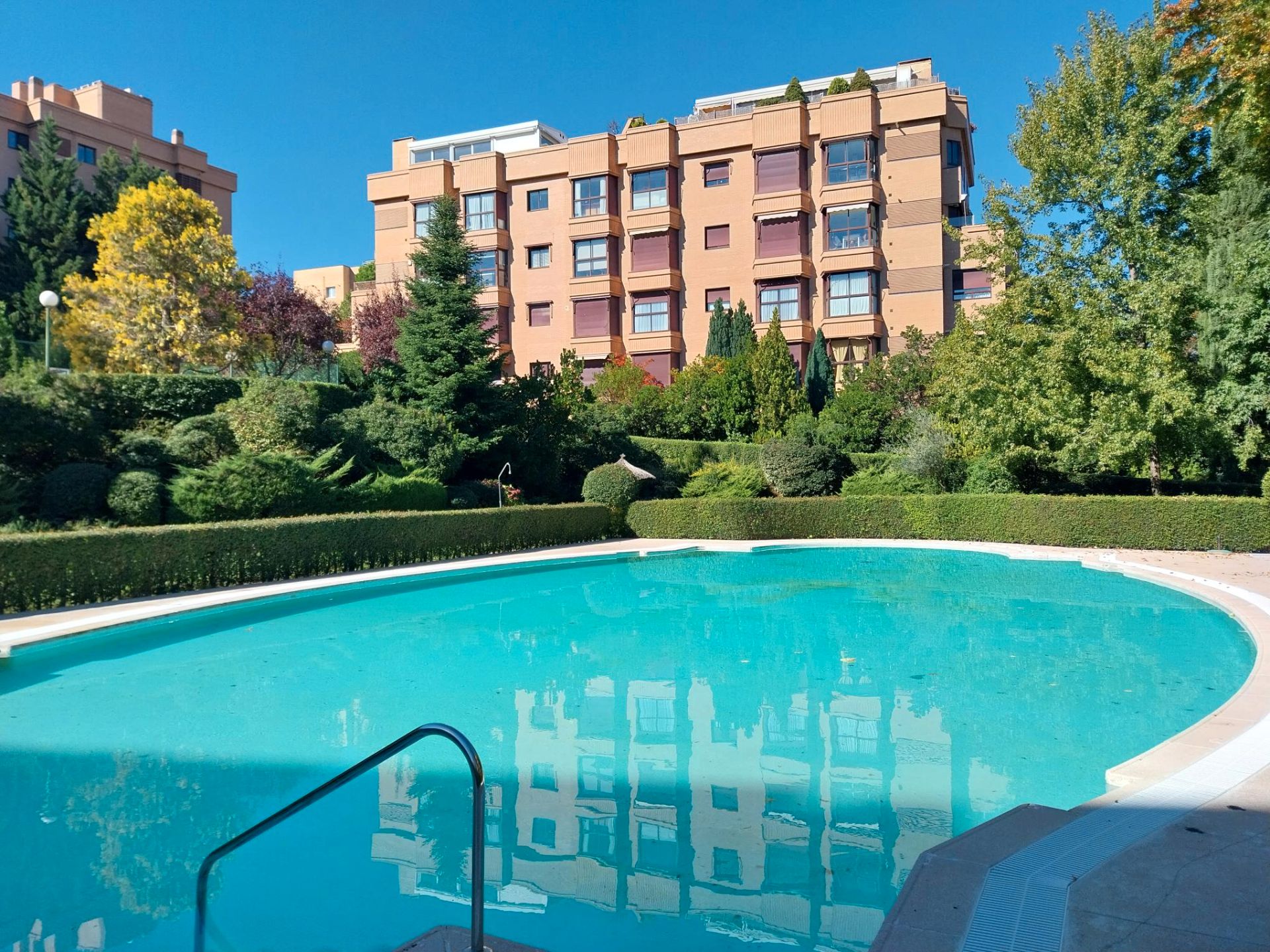 Swimming pool of Flat for rent in  Madrid Capital  with Air Conditioner, Heating and Storage room