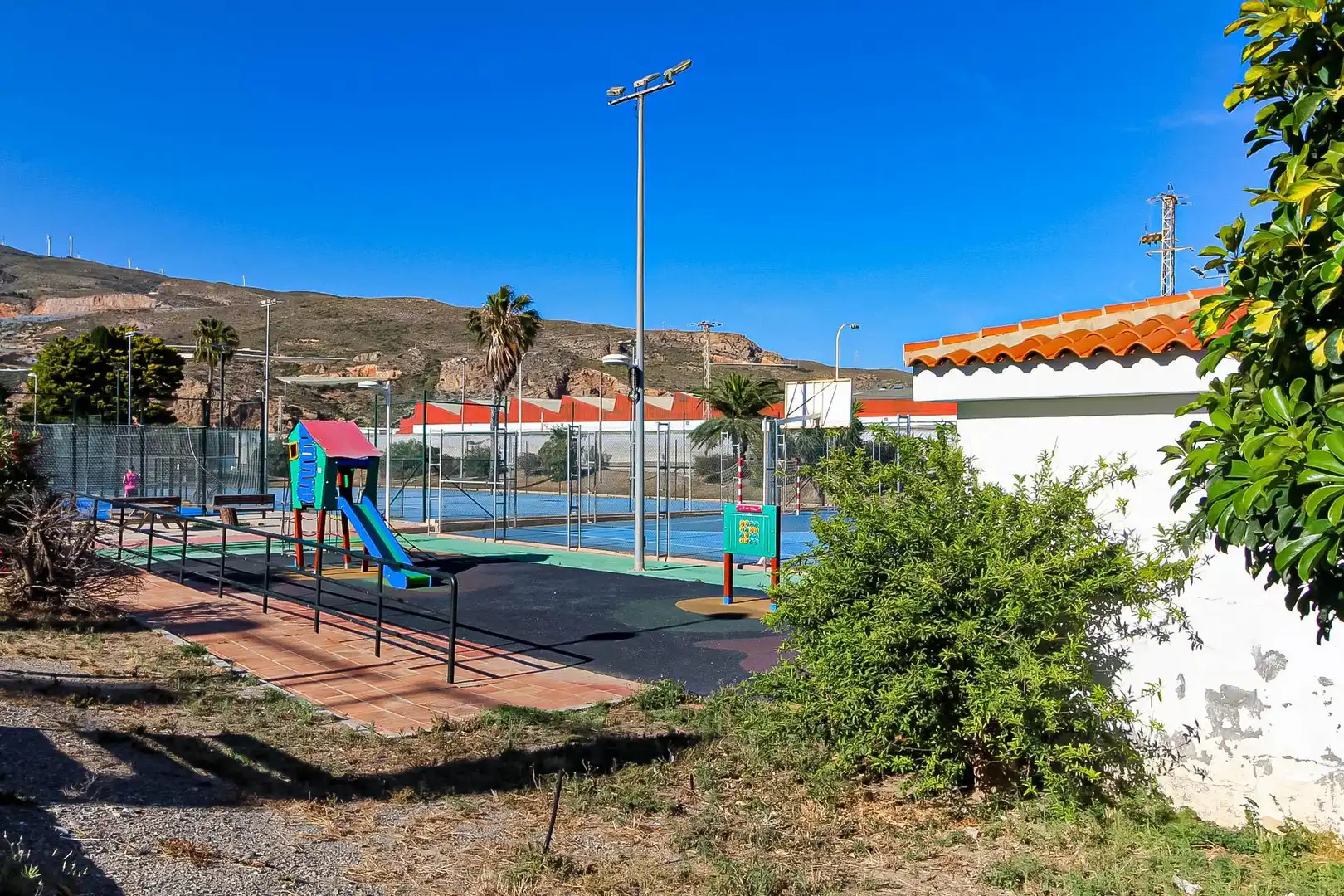 Vista exterior de Pis en venda en Motril amb Terrassa i Piscina comunitària