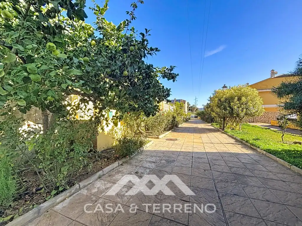 Vista exterior de Casa adosada en venda en Vélez-Málaga amb Aire condicionat, Piscina i Microones