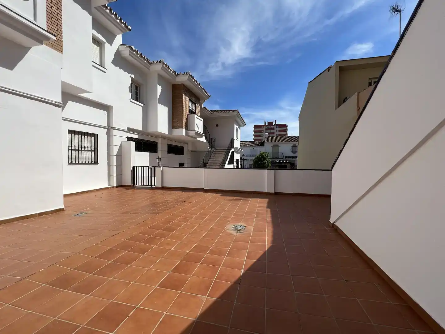 Vista exterior de Casa o xalet en venda en Fuengirola amb Aire condicionat, Piscina i Balcó