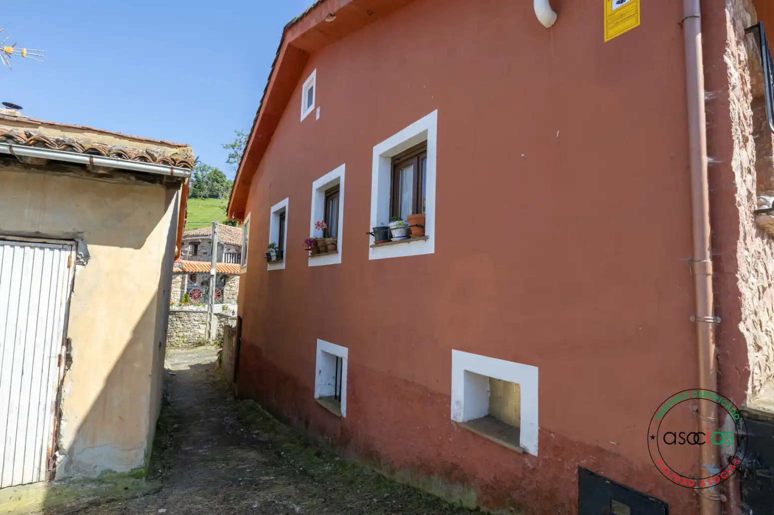 Außenansicht von Einfamilien-Reihenhaus zum Verkauf in Proaza mit Heizung und Abstellraum