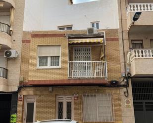 Vista exterior de Casa adosada en venda en Torrevieja