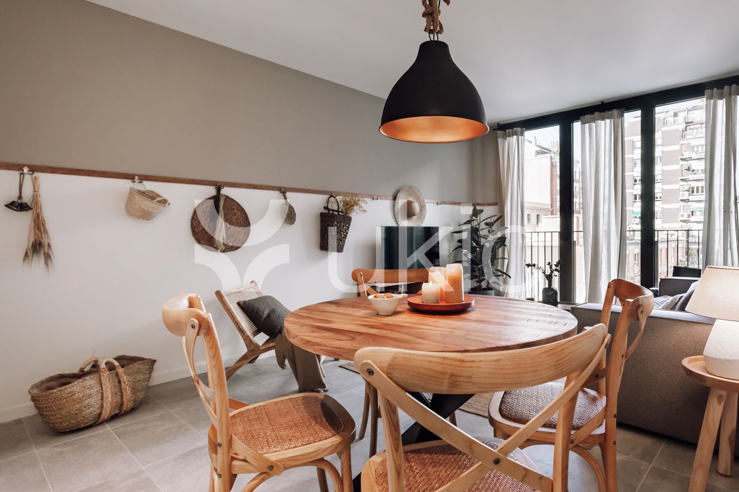 Menjador de Apartament de lloguer en  Barcelona Capital amb Aire condicionat, Calefacció i Moblat