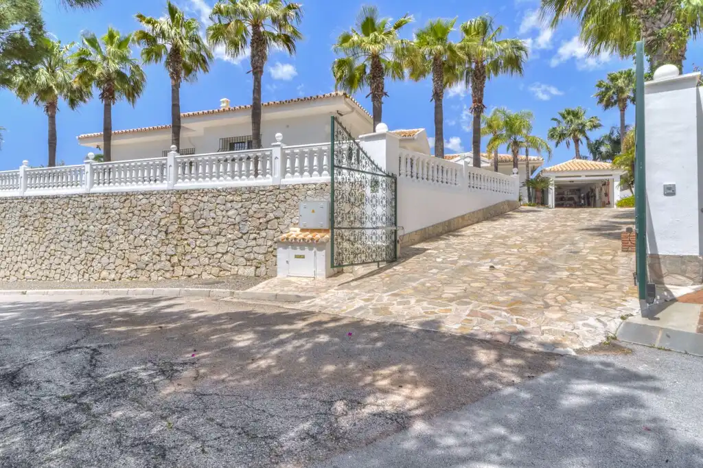 Vista exterior de Casa o xalet en venda en Mijas amb Aire condicionat, Calefacció i Jardí privat