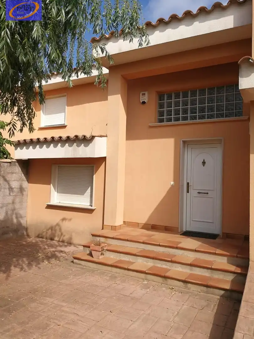 Vista exterior de Casa adosada en venta en Vinaròs con Jardín privado, Terraza y Trastero