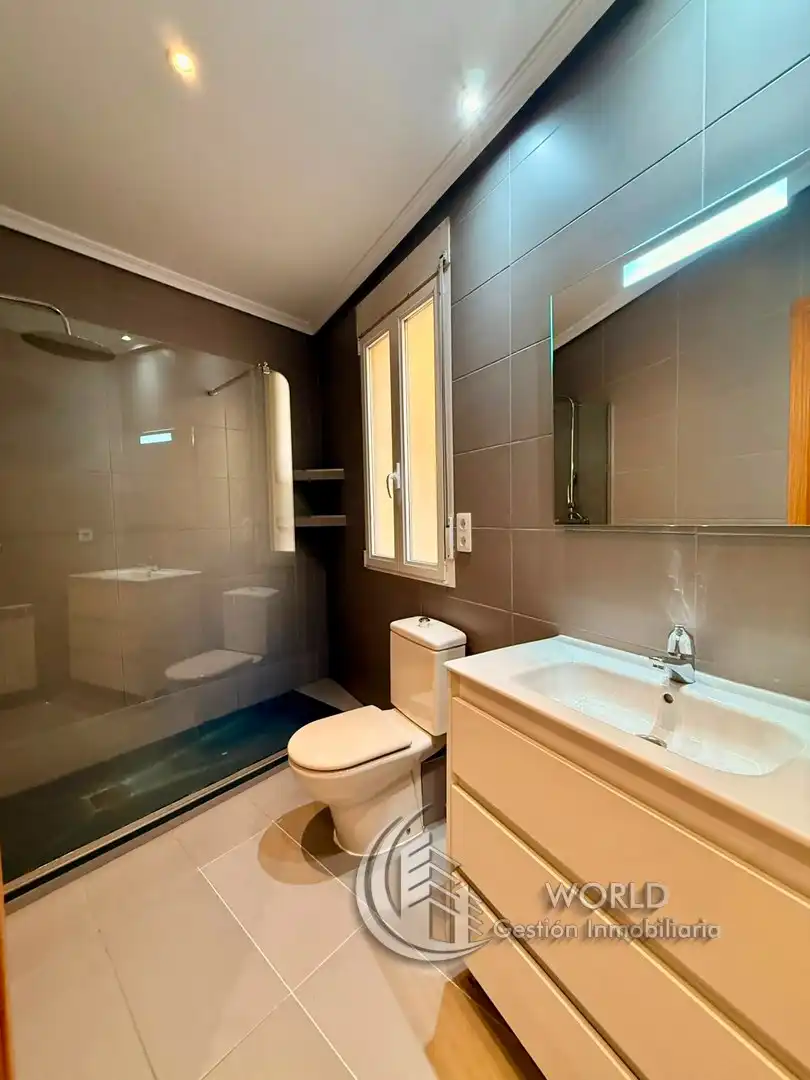 Bathroom of Flat for sale in Madrid  with Air Conditioner and Heating