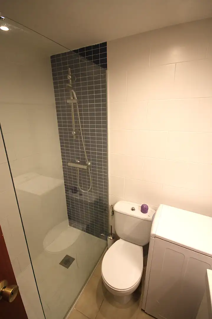 Badezimmer von Wohnungen zum Verkauf in L'Escala mit Terrasse, Möbliert und Waschmaschine