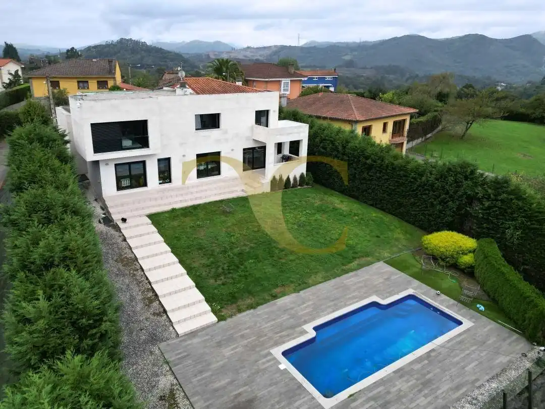 Vista exterior de Casa o xalet en venda en Oviedo  amb Calefacció, Jardí privat i Terrassa