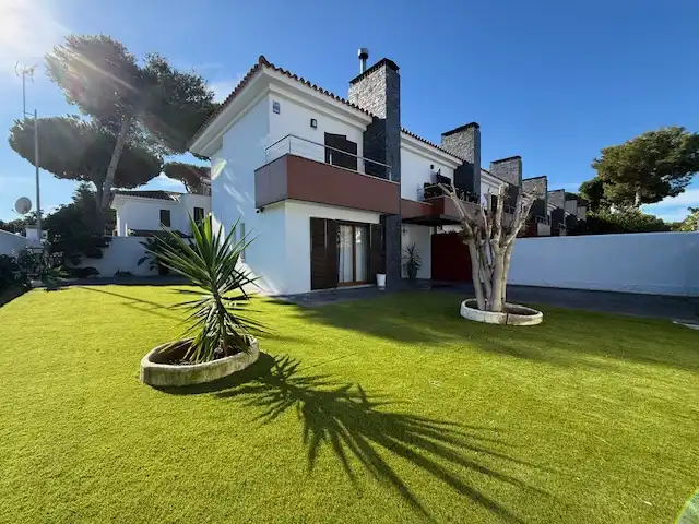 Vista exterior de Casa adosada en venda en Chiclana de la Frontera amb Jardí privat, Terrassa i Traster