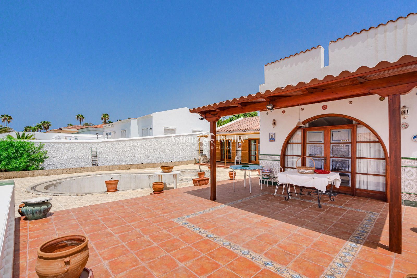 Vista exterior de Casa o xalet en venda en Adeje amb Terrassa, Traster i Piscina