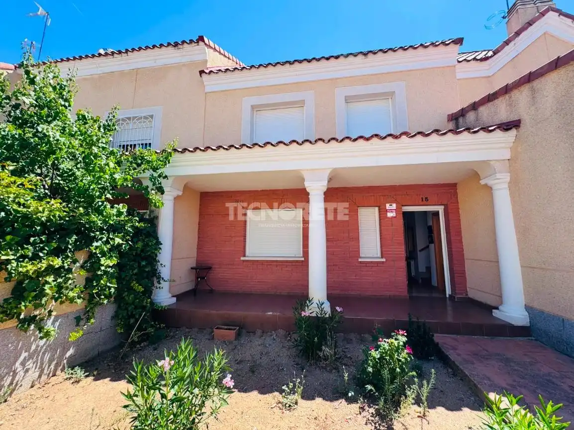 Vista exterior de Casa adosada en venda en Albarreal de Tajo amb Aire condicionat, Jardí privat i Terrassa