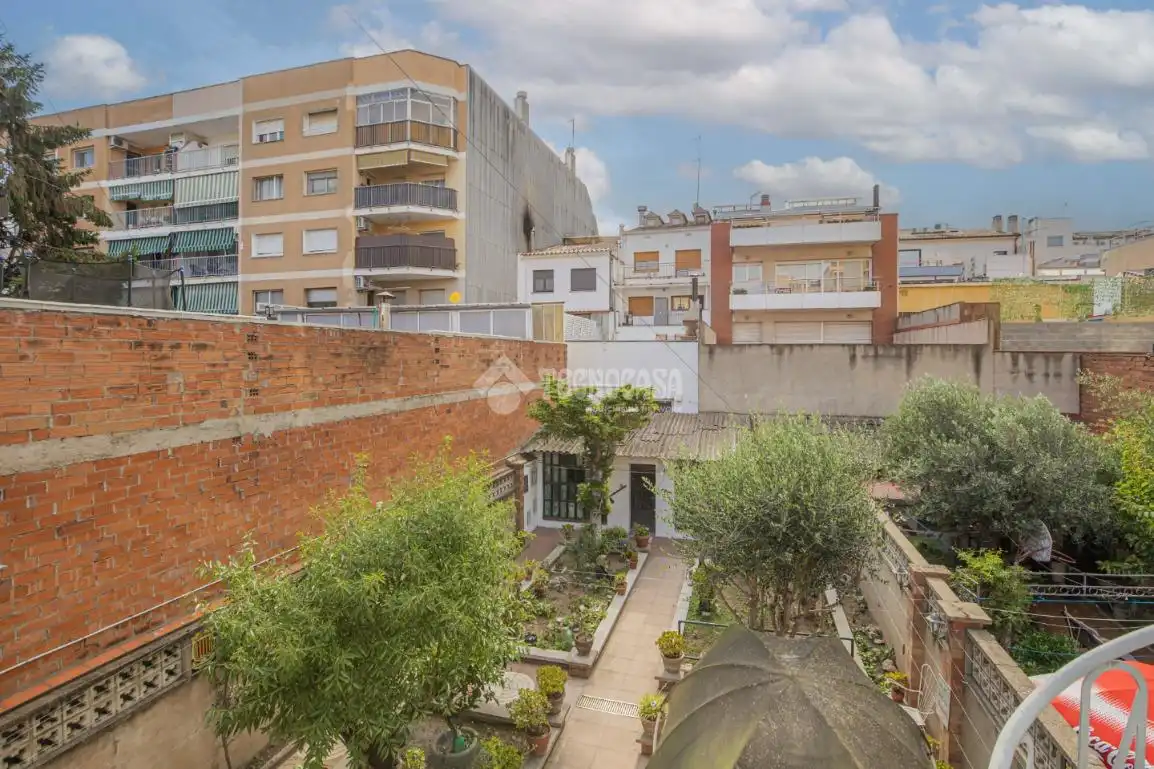 Außenansicht von Einfamilien-Reihenhaus zum Verkauf in Montcada i Reixac mit Heizung, Terrasse und Balkon