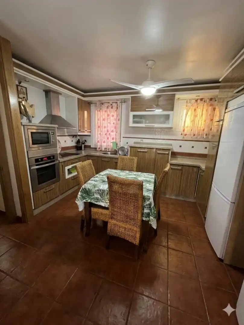 Küche von Wohnung zum Verkauf in Roquetas de Mar mit Klimaanlage, Möbliert und Gemeinschaftspool