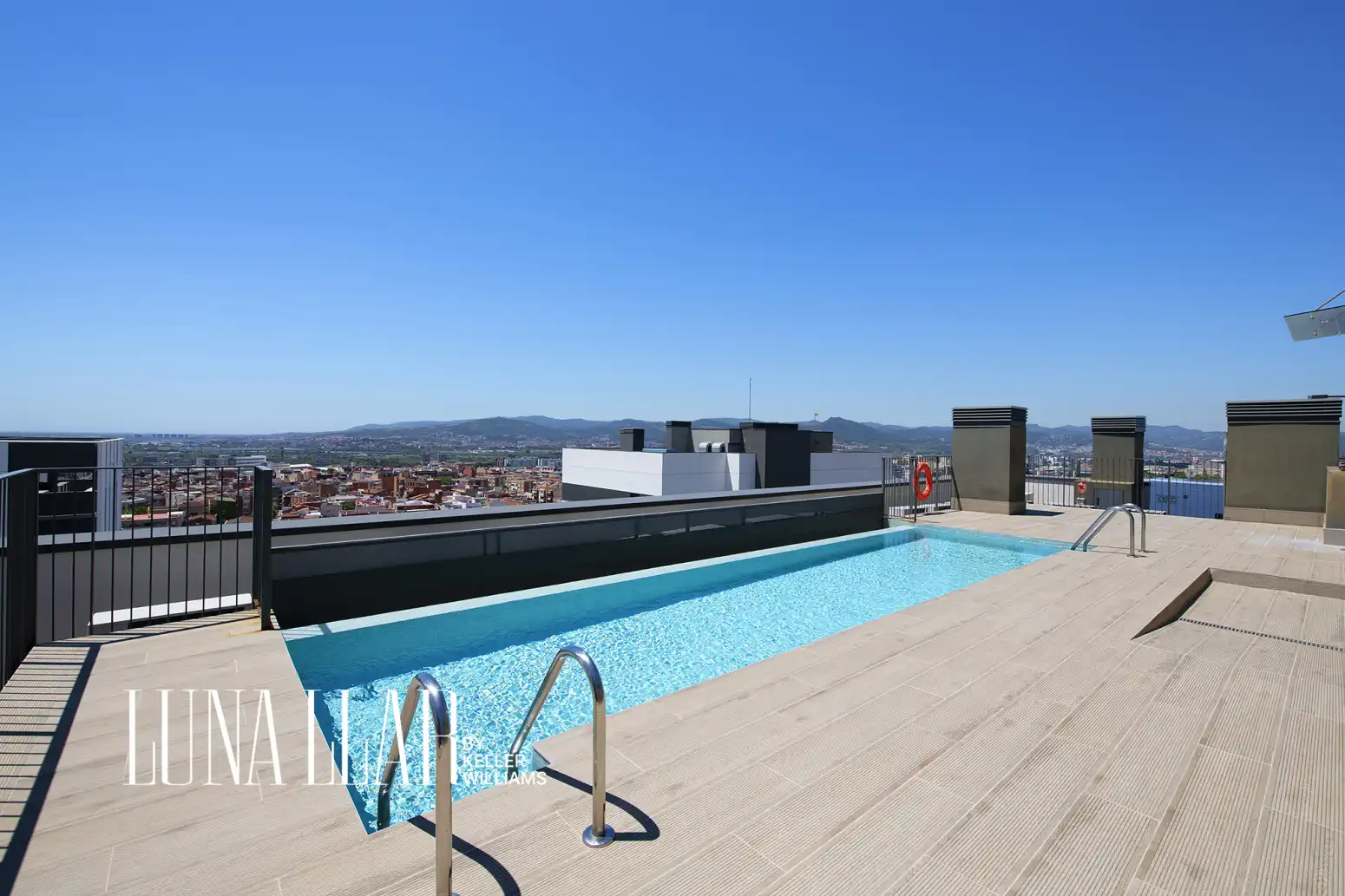 Piscina de Piso en venta en Cornellà de Llobregat con Aire acondicionado, Calefacción y Jardín privado