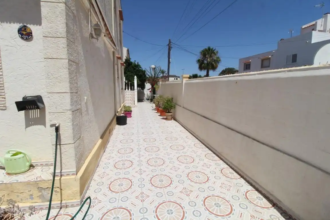 Vista exterior de Casa adosada en venta en Torrevieja con Aire acondicionado, Jardín privado y Terraza