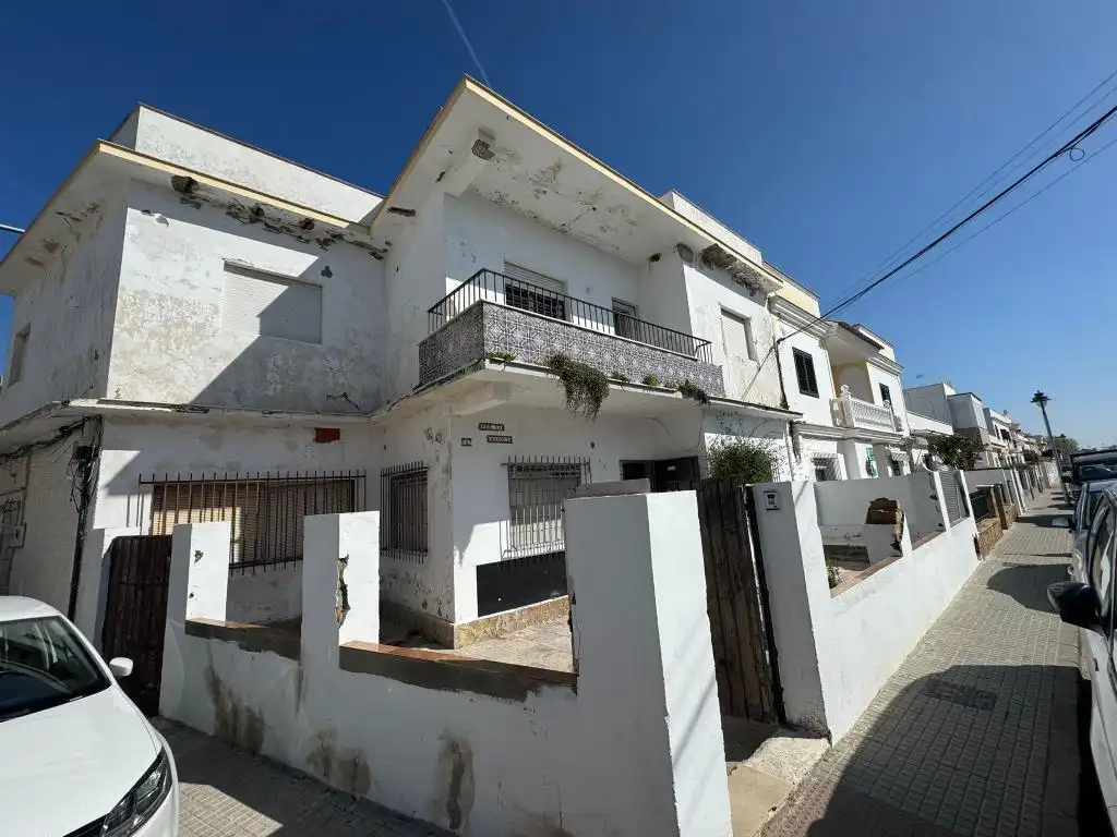 Terraced house with garden for sale in Calle Francisco Lara y Araujo 47, imagen 2