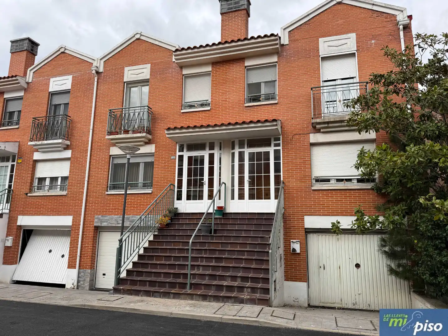 Vista exterior de Casa adosada en venda en Cigales amb Calefacció, Jardí privat i Parquet