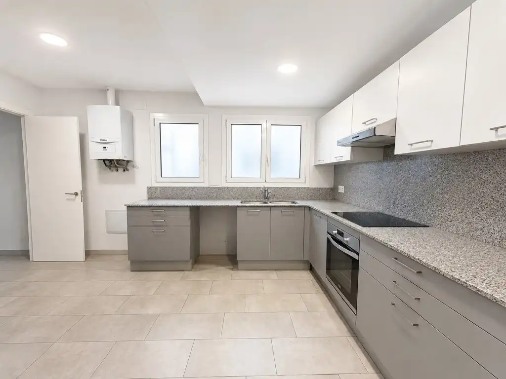 Kitchen of Flat for rent in Girona