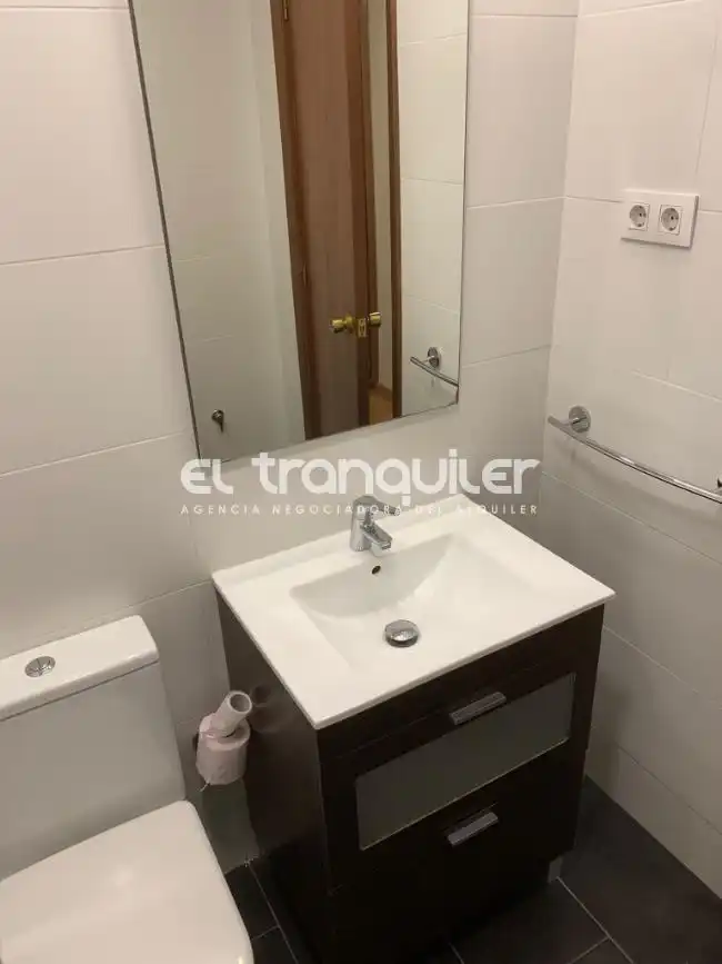 Badezimmer von Wohnung zur Miete in Madrid mit Terrasse, Möbliert und Waschmaschine