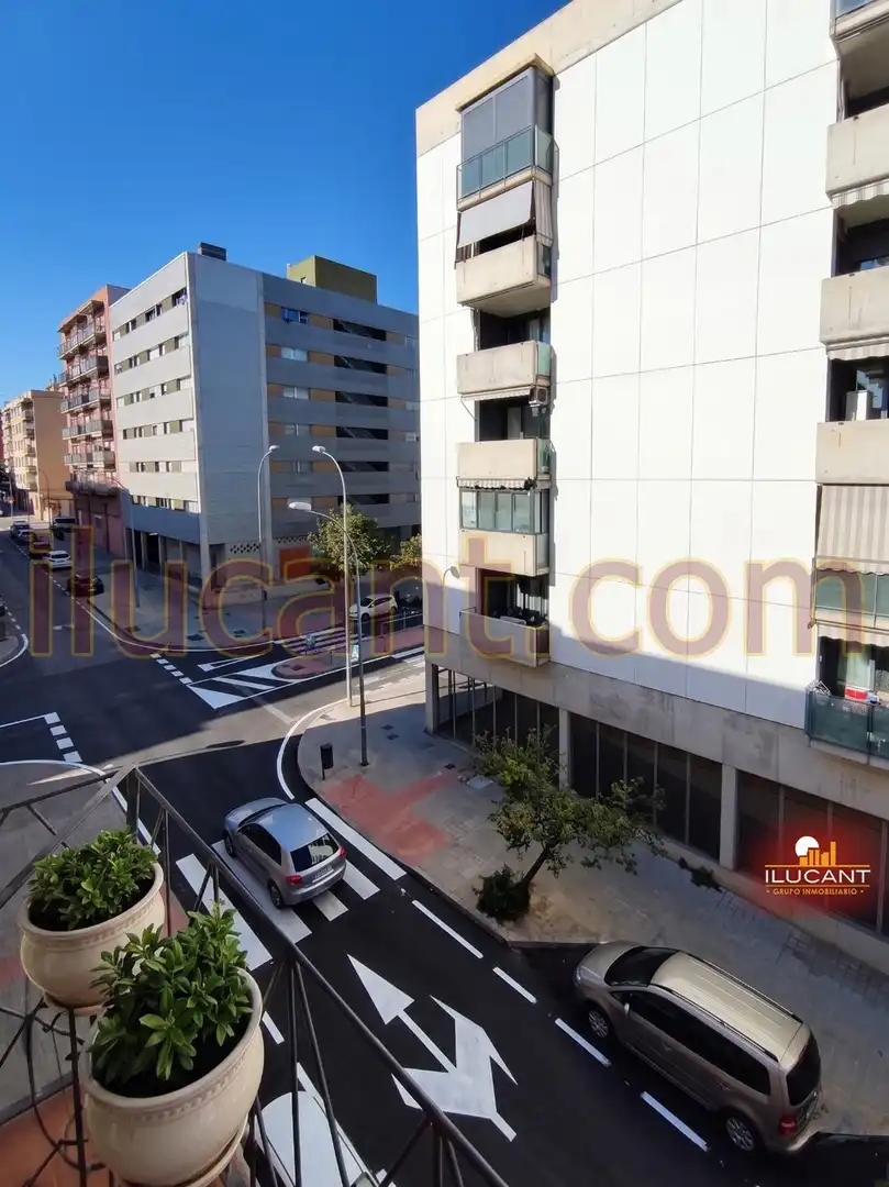 Vista exterior de Pis en venda en Alicante / Alacant amb Balcó