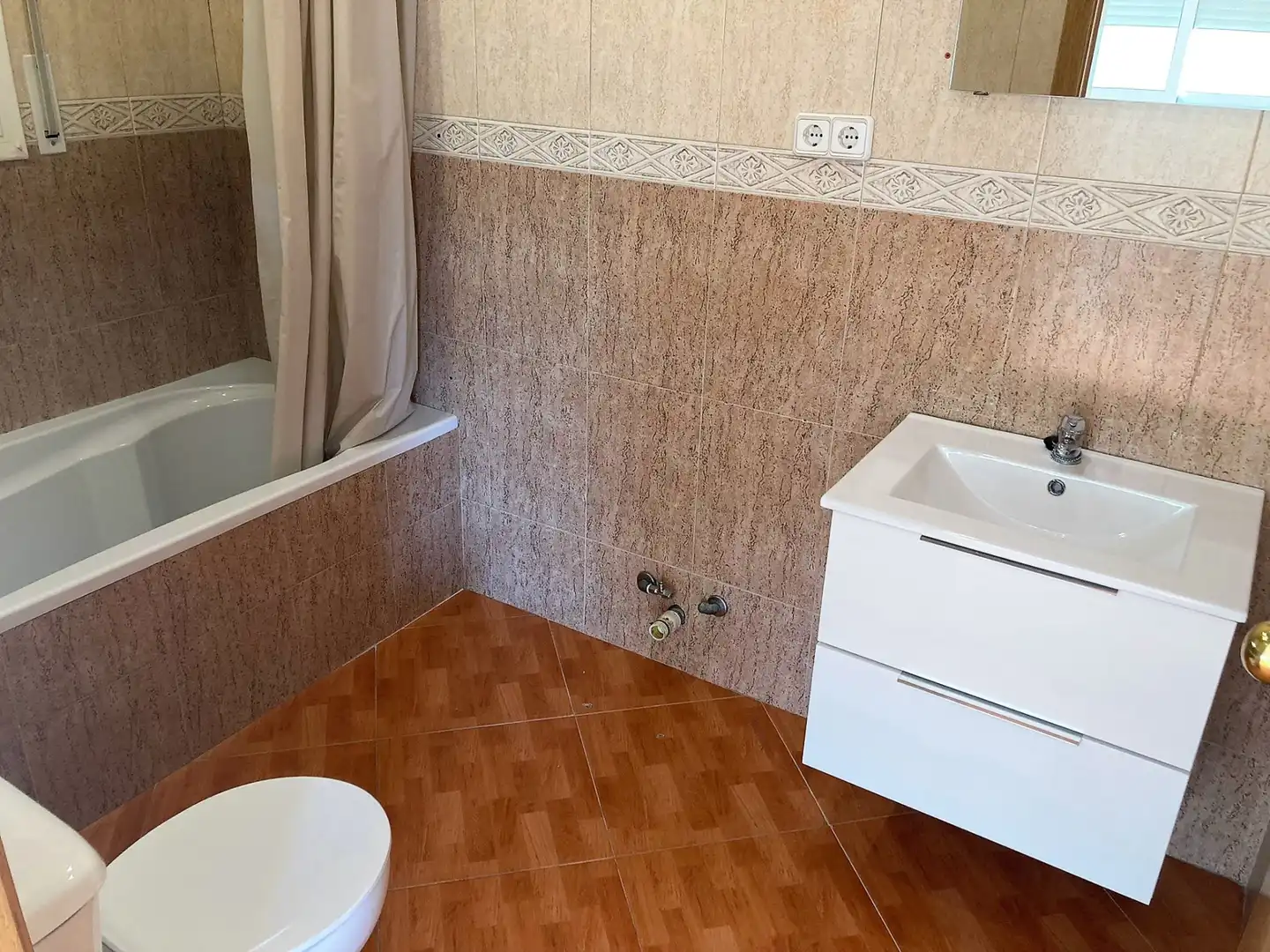 Bany de Casa o xalet en venda en Sant Boi de Llobregat amb Jardí privat i Terrassa