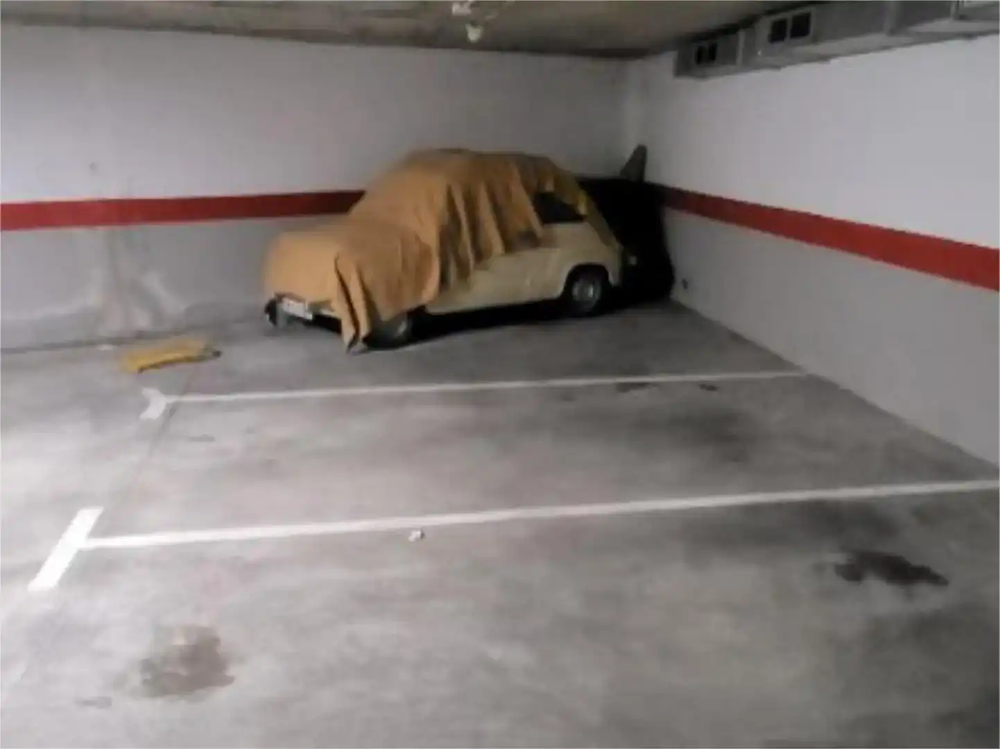 Parking of Garage for rent in Ponent