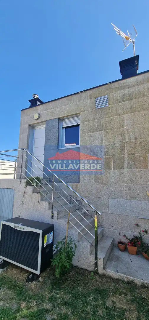 Vista exterior de Casa o chalet en venta en Cangas  con Terraza, Trastero y Piscina