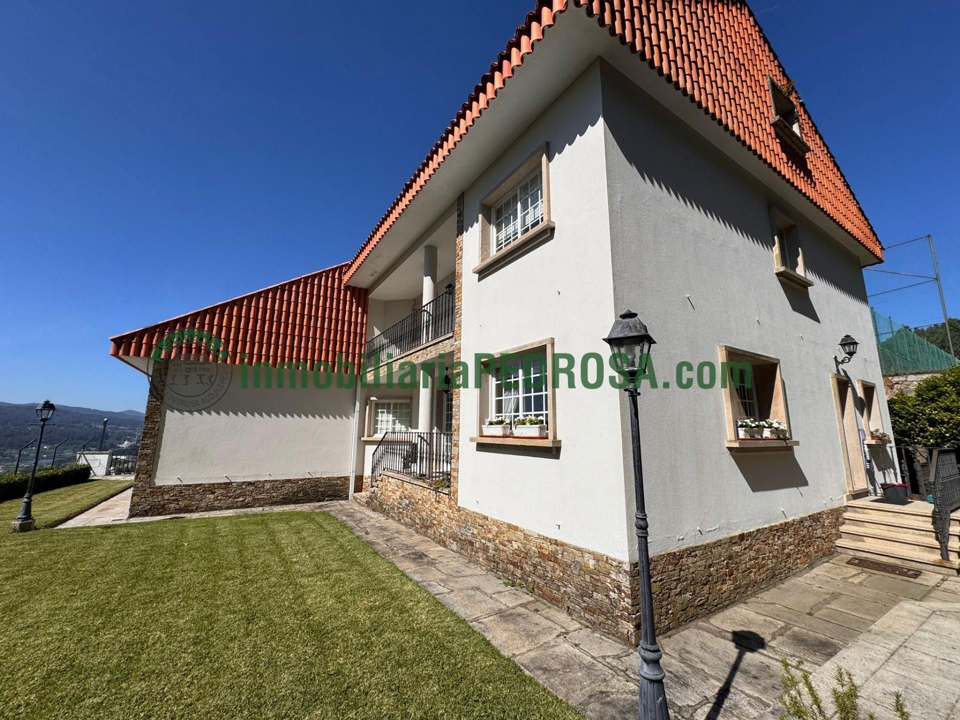 Vista exterior de Casa o xalet en venda en Poio amb Calefacció, Jardí privat i Parquet