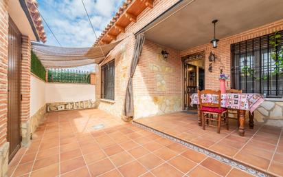 Terrasse von Einfamilien-Reihenhaus zum verkauf in Villanueva de Bogas mit Klimaanlage, Heizung und Privatgarten