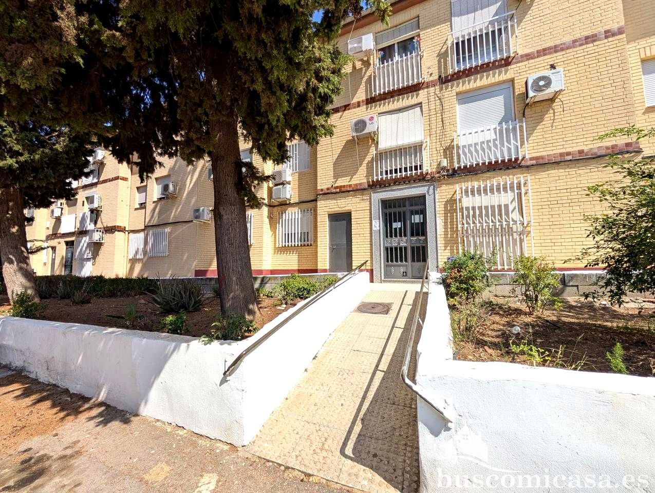 Vista exterior de Planta baixa en venda en Linares amb Aire condicionat, Terrassa i Moblat