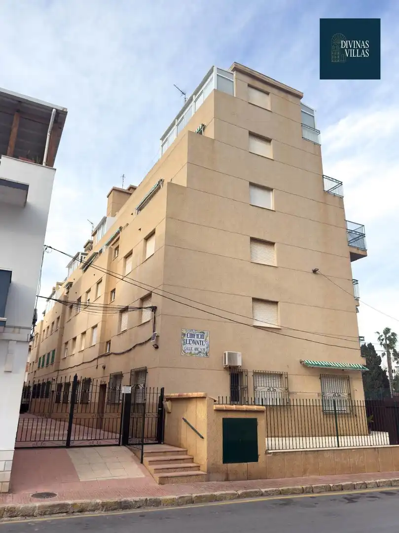 Vista exterior de Pis en venda en Águilas amb Aire condicionat, Terrassa i Balcó