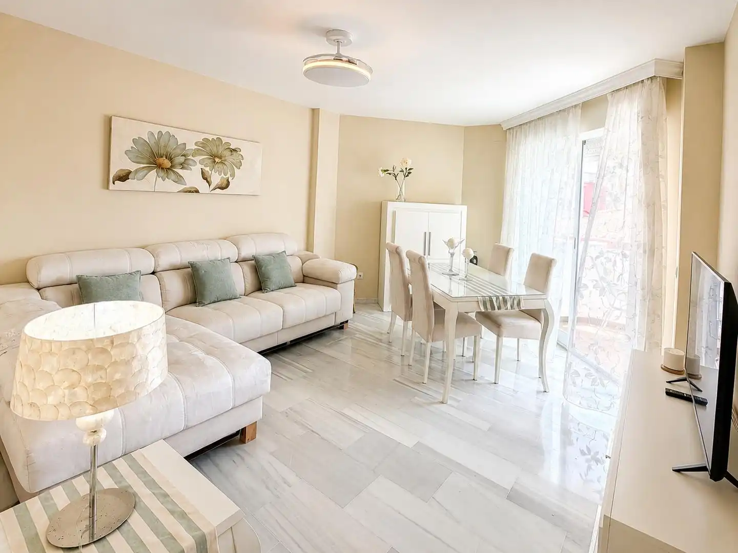 Sala de estar de Piso de alquiler en Almuñécar con Amueblado, Balcón y Piscina comunitaria