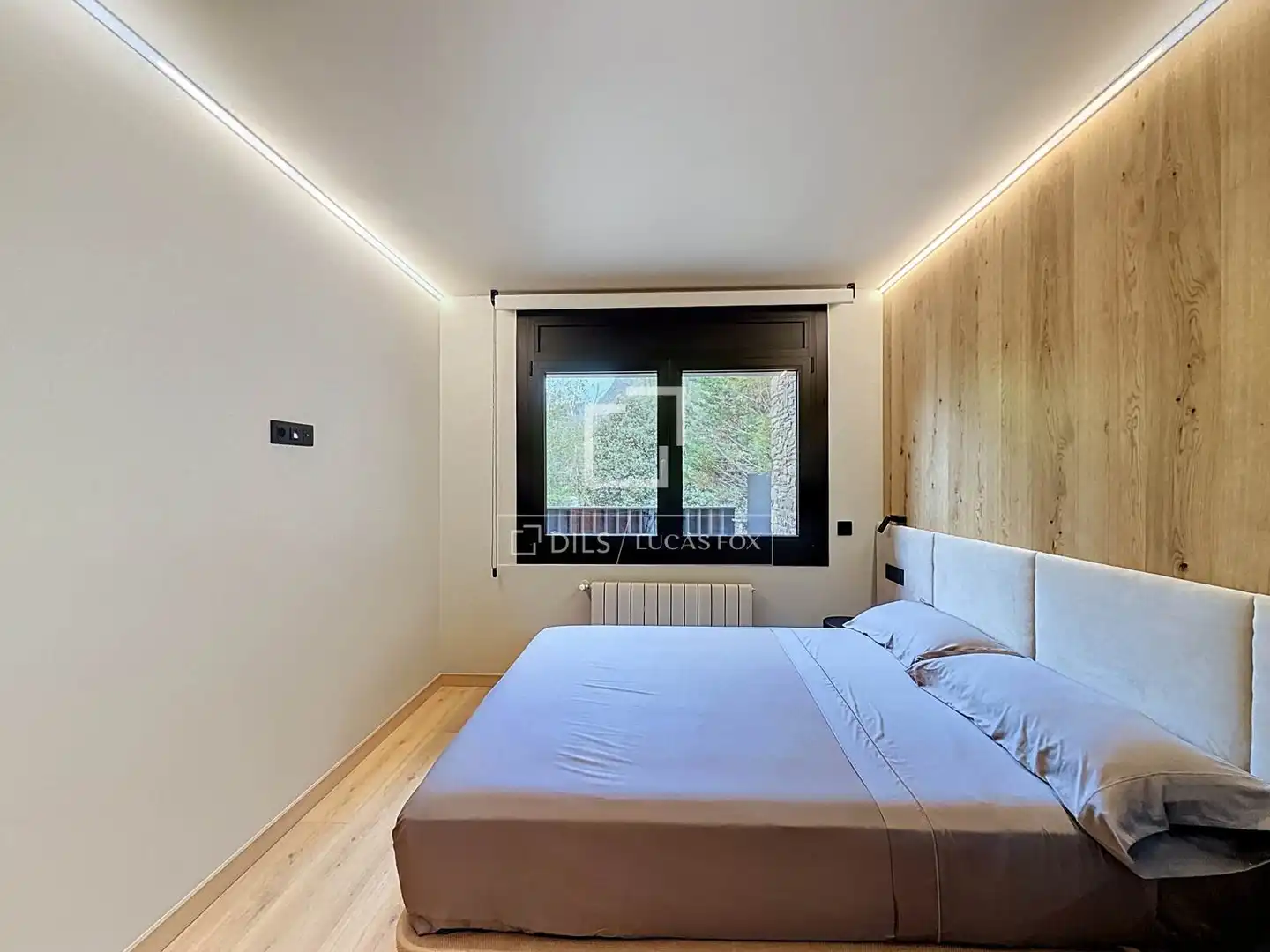 Dormitori de Casa o xalet en venda en Madrid amb Calefacció, Jardí privat i Parquet