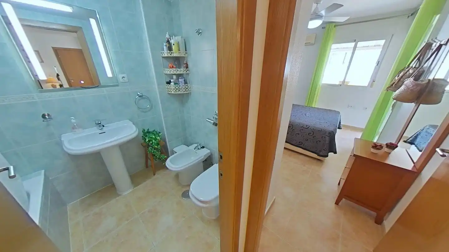 Baño de Apartamento en venta en La Manga del Mar Menor con Aire acondicionado, Terraza y Trastero