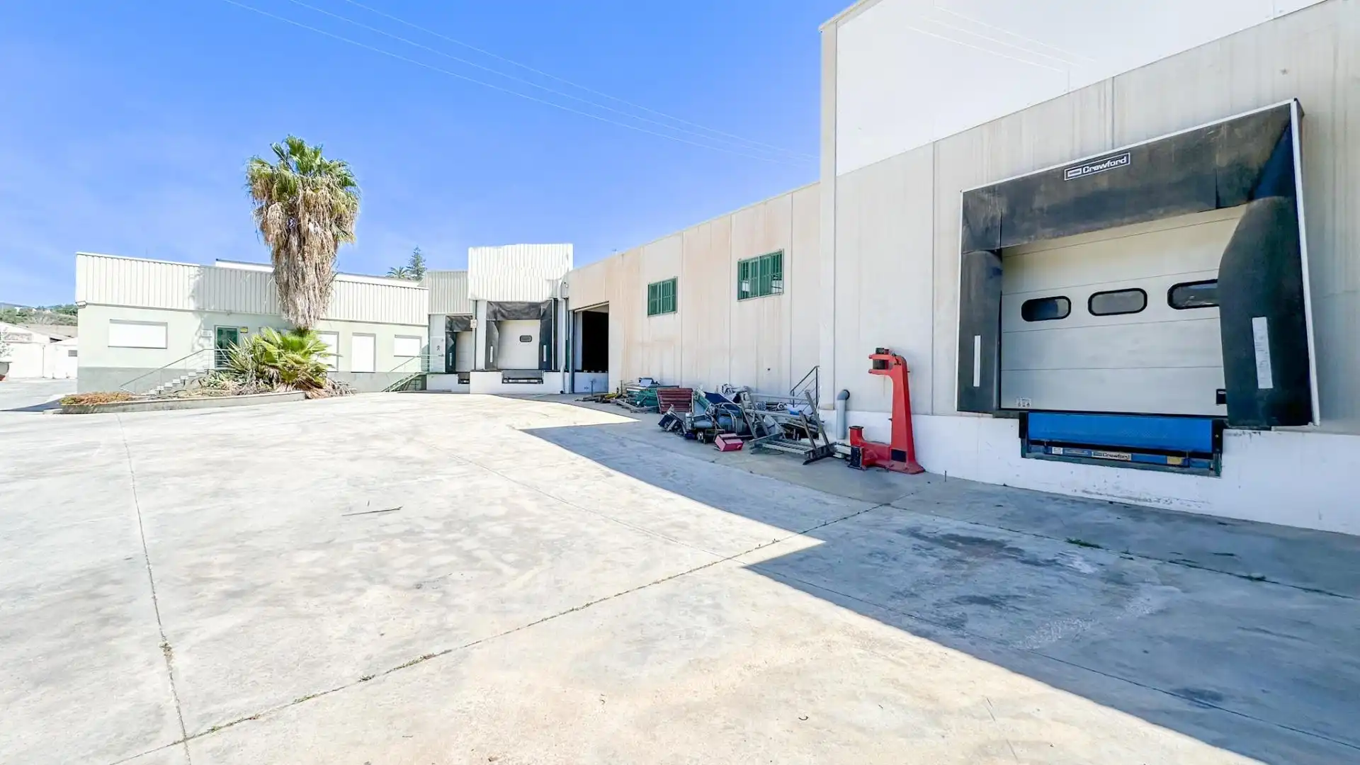 Vista exterior de Nave industrial en venta en Málaga