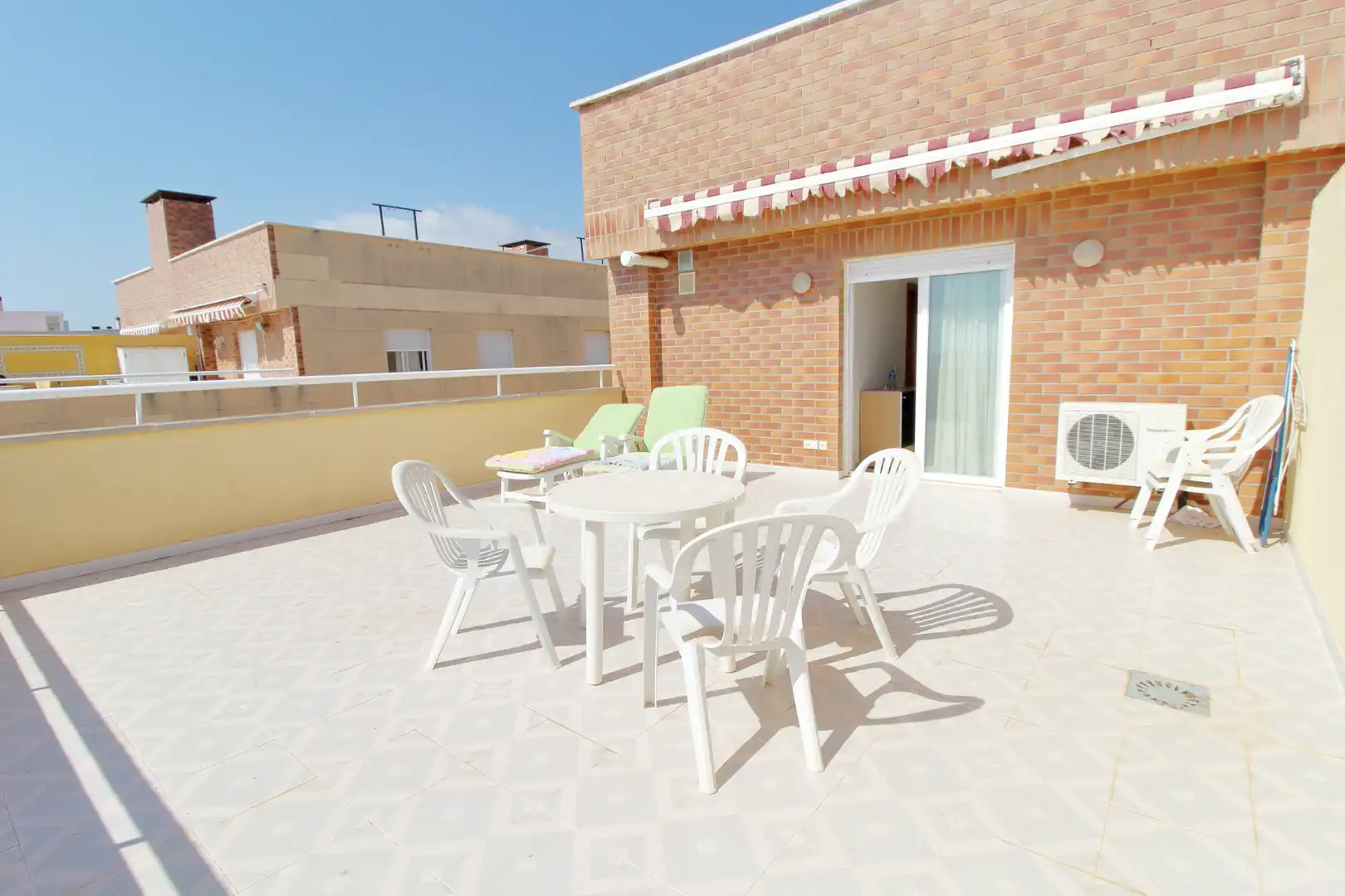 Terrassa de Apartament en venda en Oropesa del Mar / Orpesa amb Terrassa, Piscina i Moblat