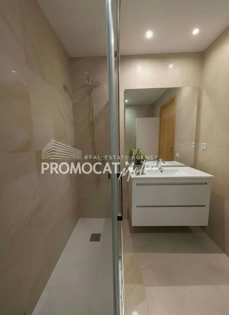 Baño de Piso en venta en Molins de Rei con Aire acondicionado, Trastero y Piscina comunitaria