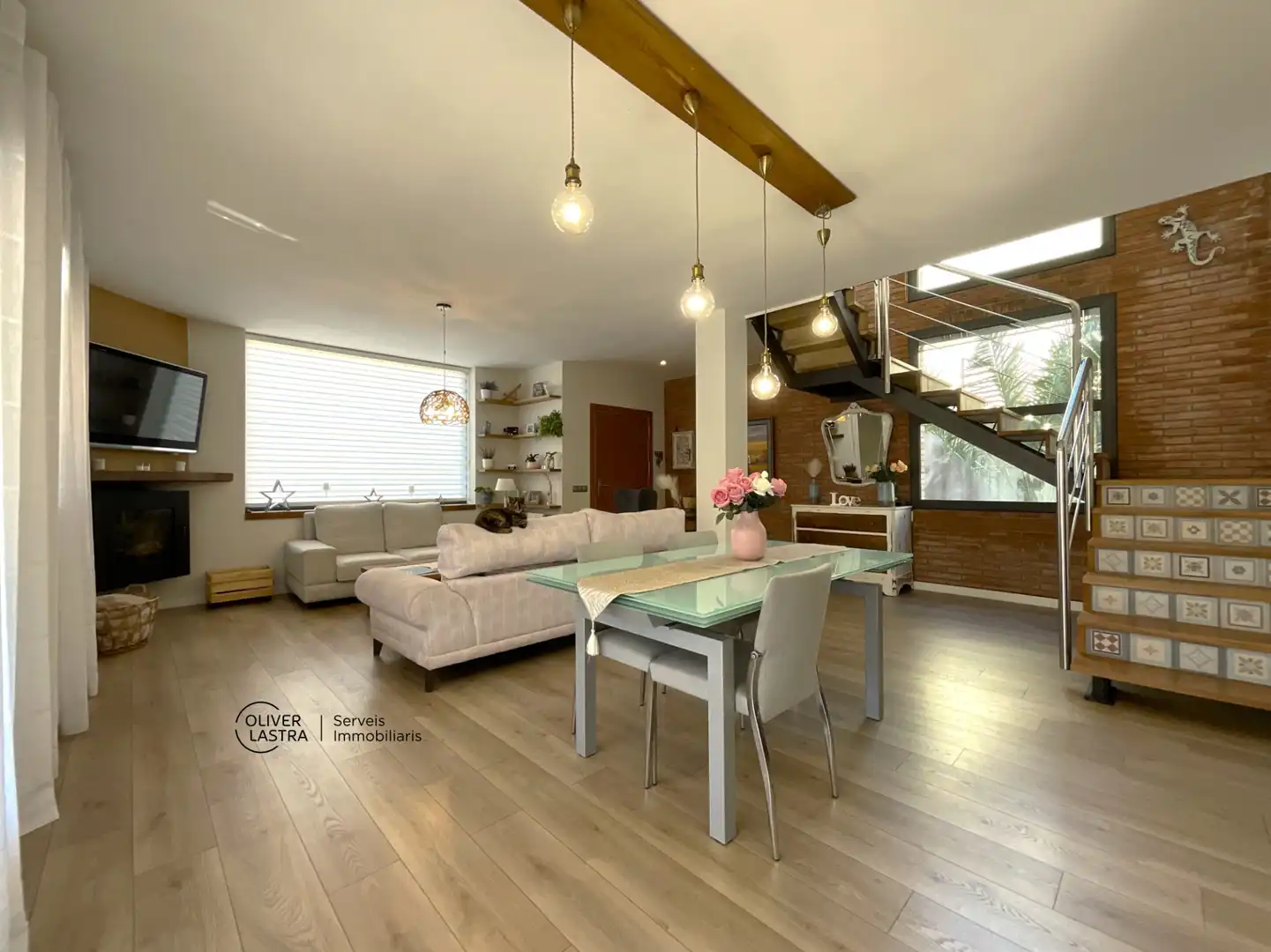 Sala de estar de Casa o chalet en venta en Corbera de Llobregat con Aire acondicionado, Calefacción y Jardín privado