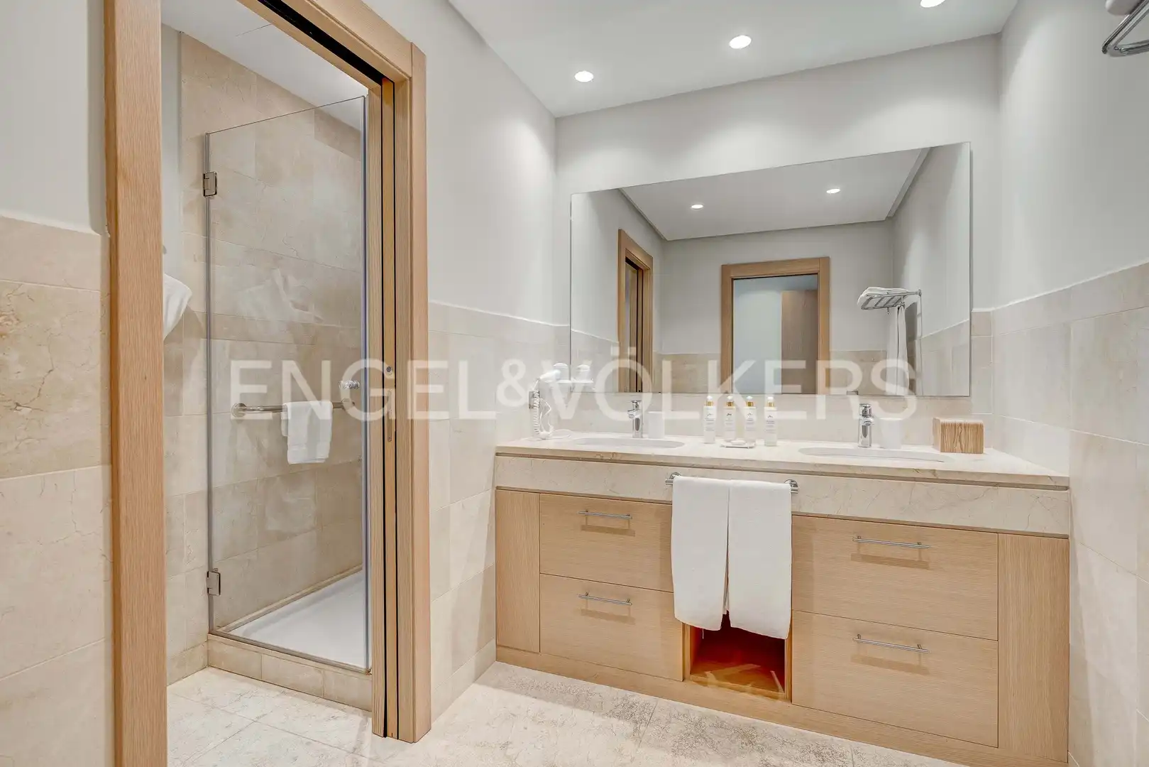 Baño de Piso en venta en Guía de Isora con Aire acondicionado, Terraza y Piscina