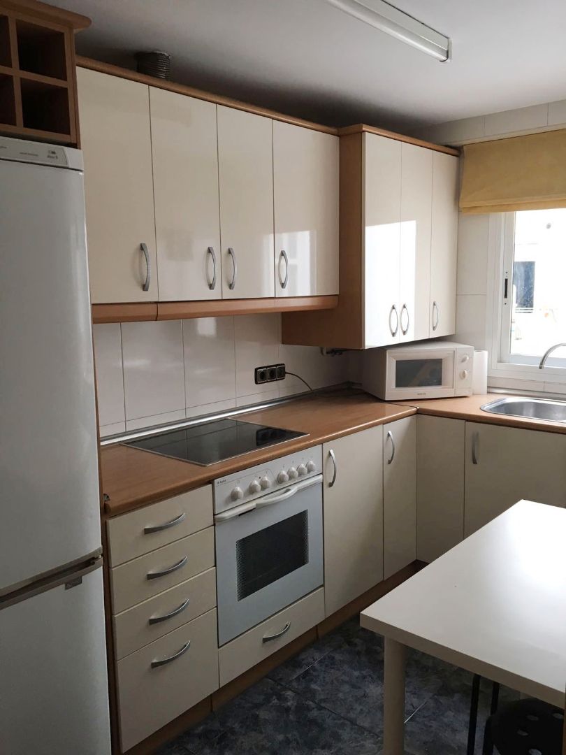 Cuina de Pis de lloguer en  Zaragoza Capital amb Calefacció, Moblat i Forn