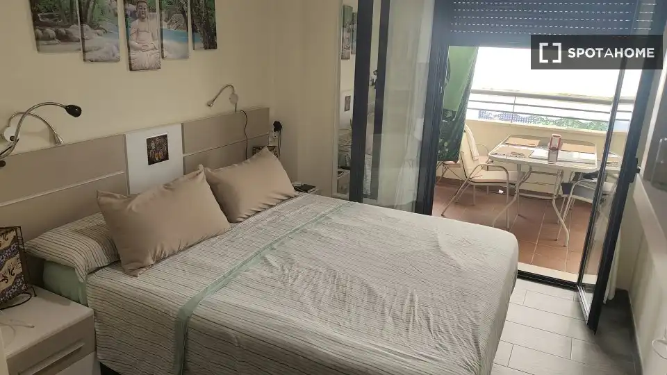 Habitación de Apartamento para compartir en Vélez-Málaga con Aire acondicionado, Terraza y Amueblado