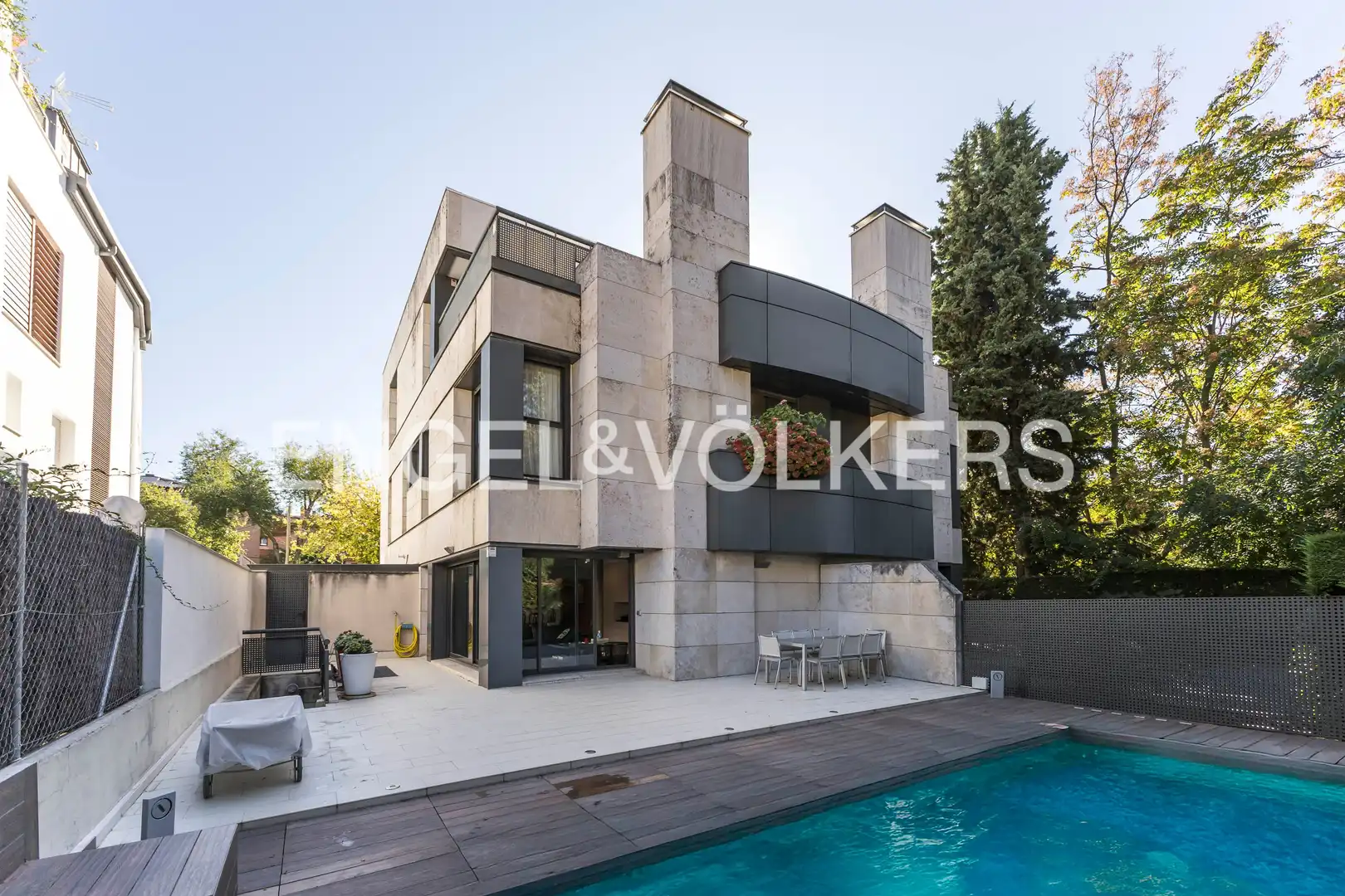 Vista exterior de Casa adosada en venta en Madrid con Aire acondicionado, Calefacción y Jardín privado